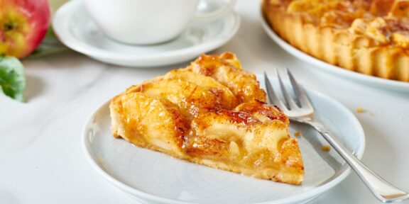 Яблочный пирог из слоёного теста с ванильным кремом в духовке: рецепт