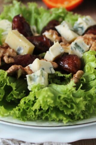 Салат с финиками, грецкими орехами и голубым сыром