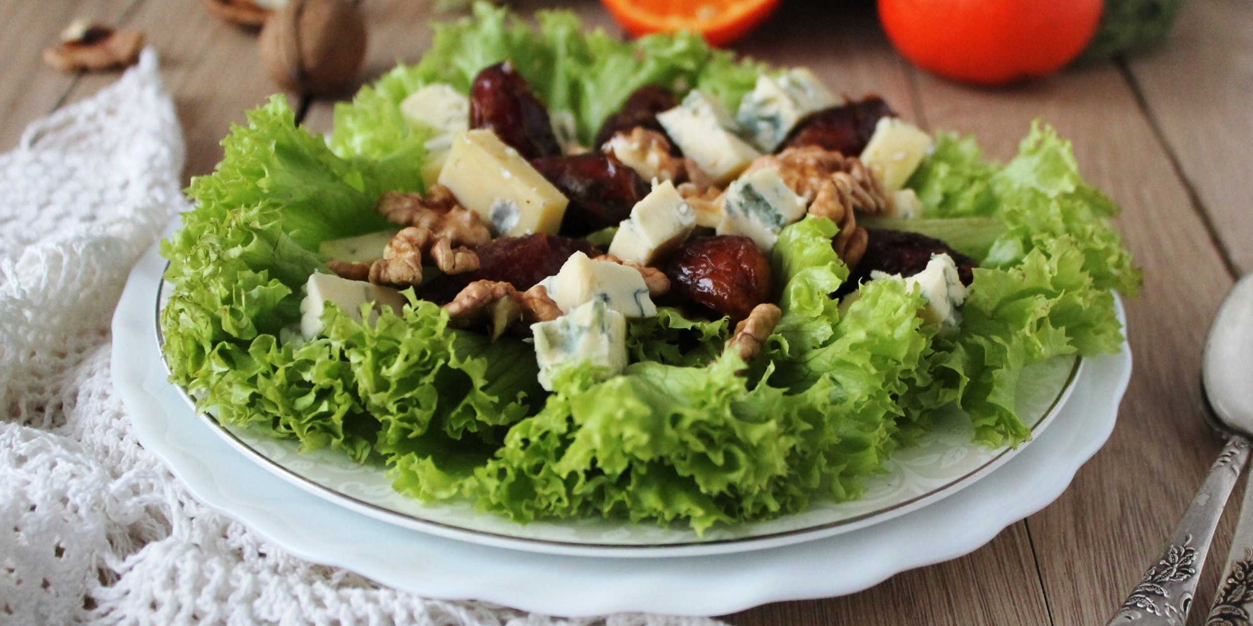 Салат с финиками, грецкими орехами и голубым сыром