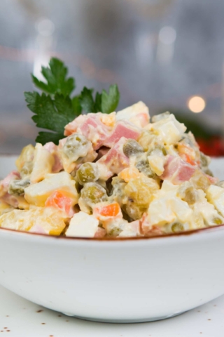 Оливье с двумя видами колбасы