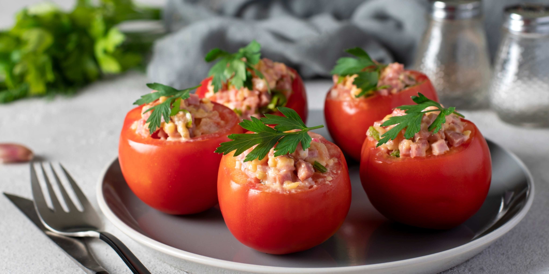 Помидоры, фаршированные сыром со шпинатом и орехами