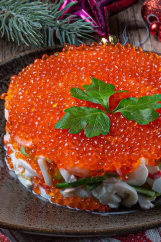 Салат с морепродуктами и грибами