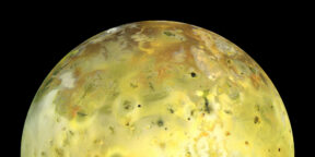 Зонд «Юнона» показал фото Ио — покрытого вулканами спутника Юпитера