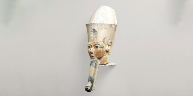 Статуя головы Хатшепсут в двойной короне из храма в Дейр-эль-Бахри