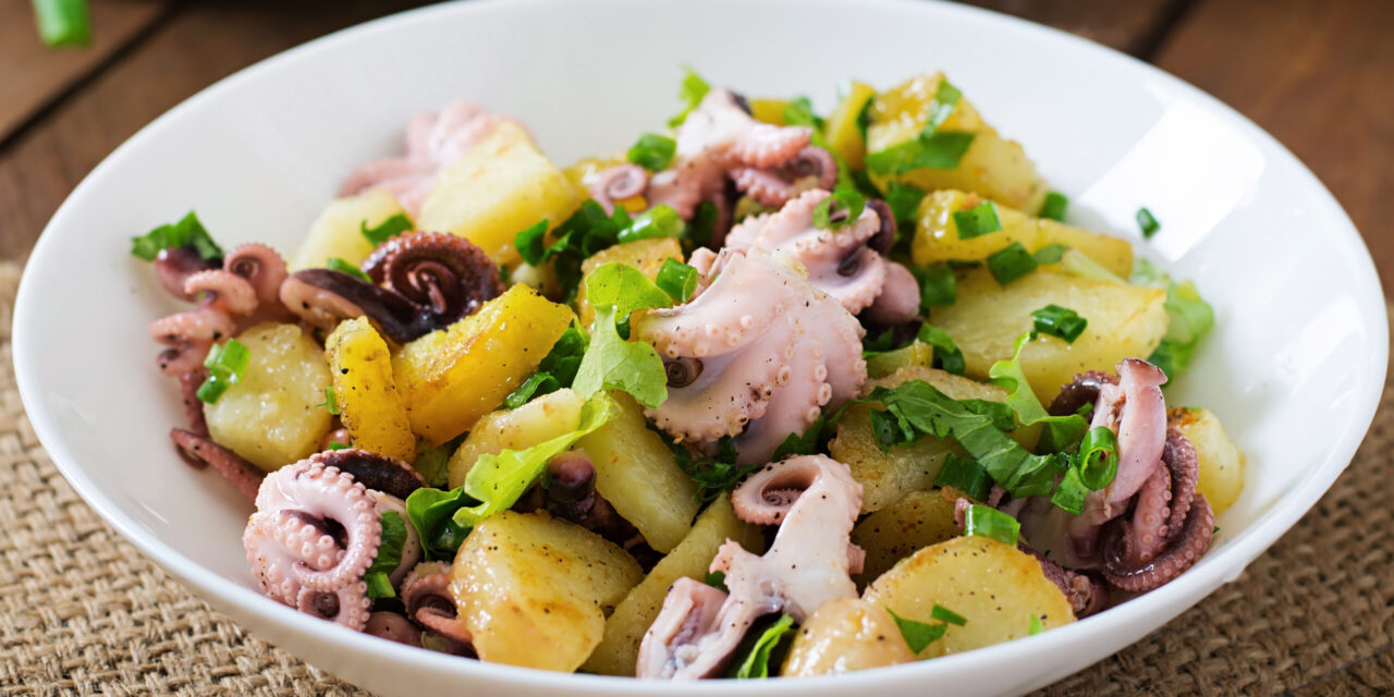 Салат с мини-осьминогами и картофелем