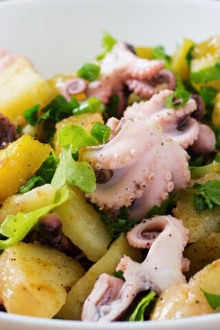 Салат с мини-осьминогами и картофелем