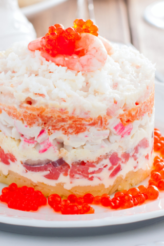 Слоёный салат с красной рыбой и креветками