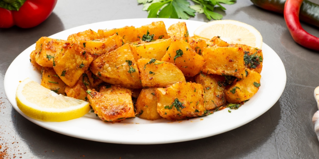 Пряная картошка, запечённая в духовке: рецепт - Лайфхакер