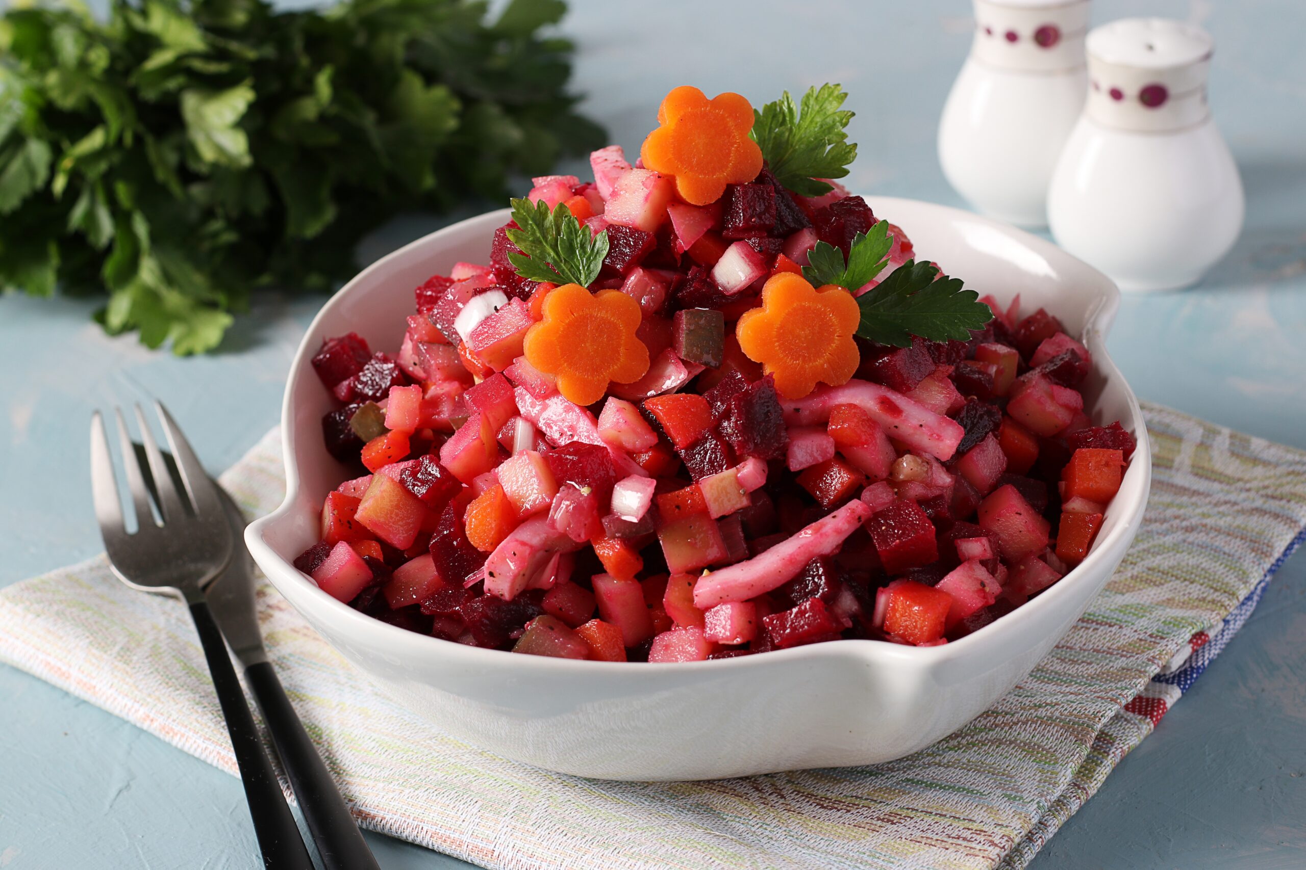 Винегрет с кальмарами и солёными огурцами: рецепт — Лайфхакер