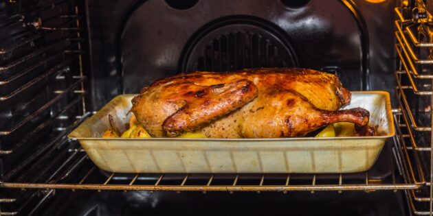 Как запечь гуся в духовке: 4 классических рецепта