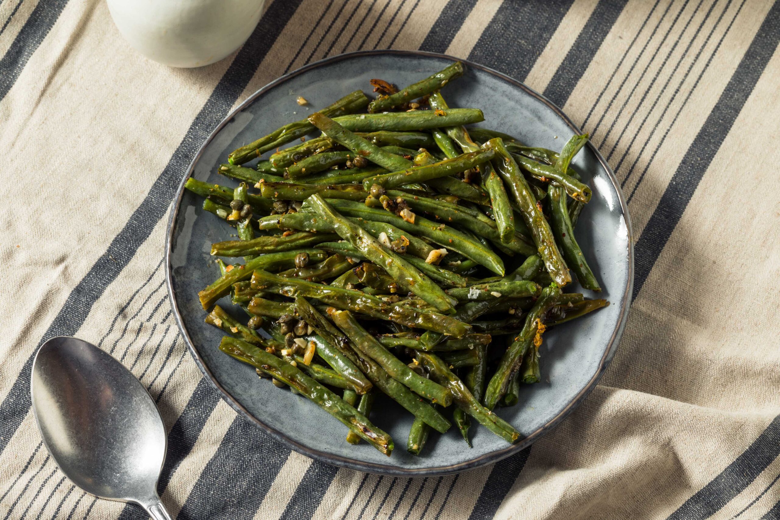 Стручковая фасоль, запечённая в духовке с каперсами: рецепт - Лайфхакер