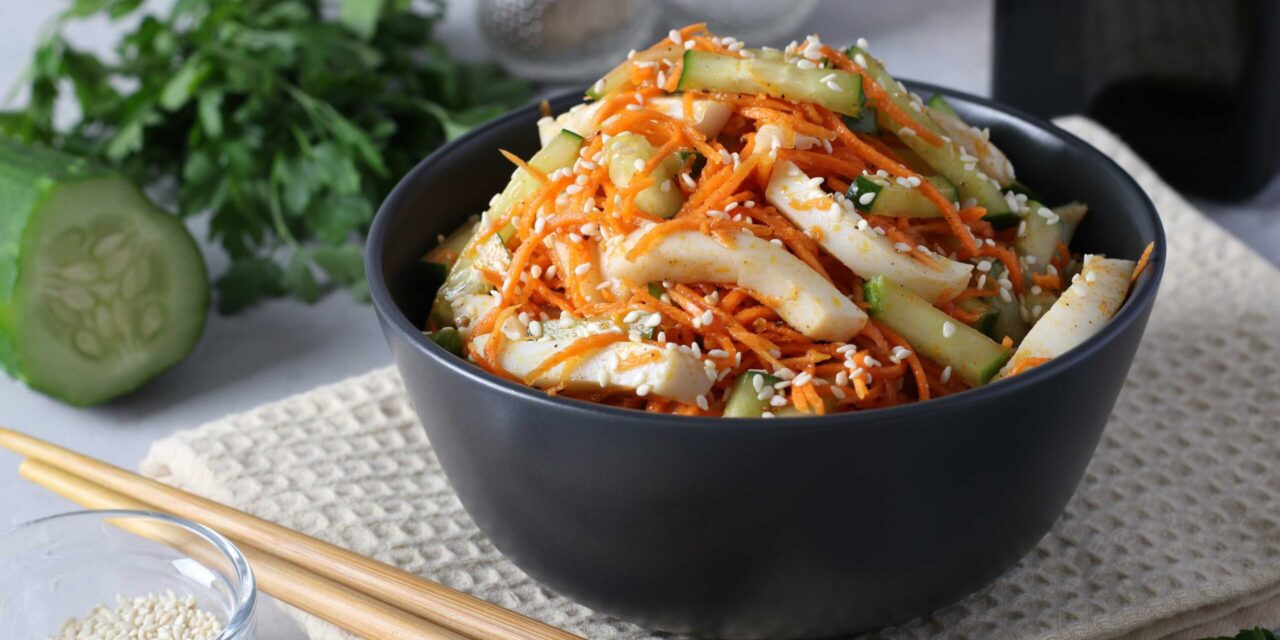 Салат с кальмарами, морковью по-корейски и огурцами