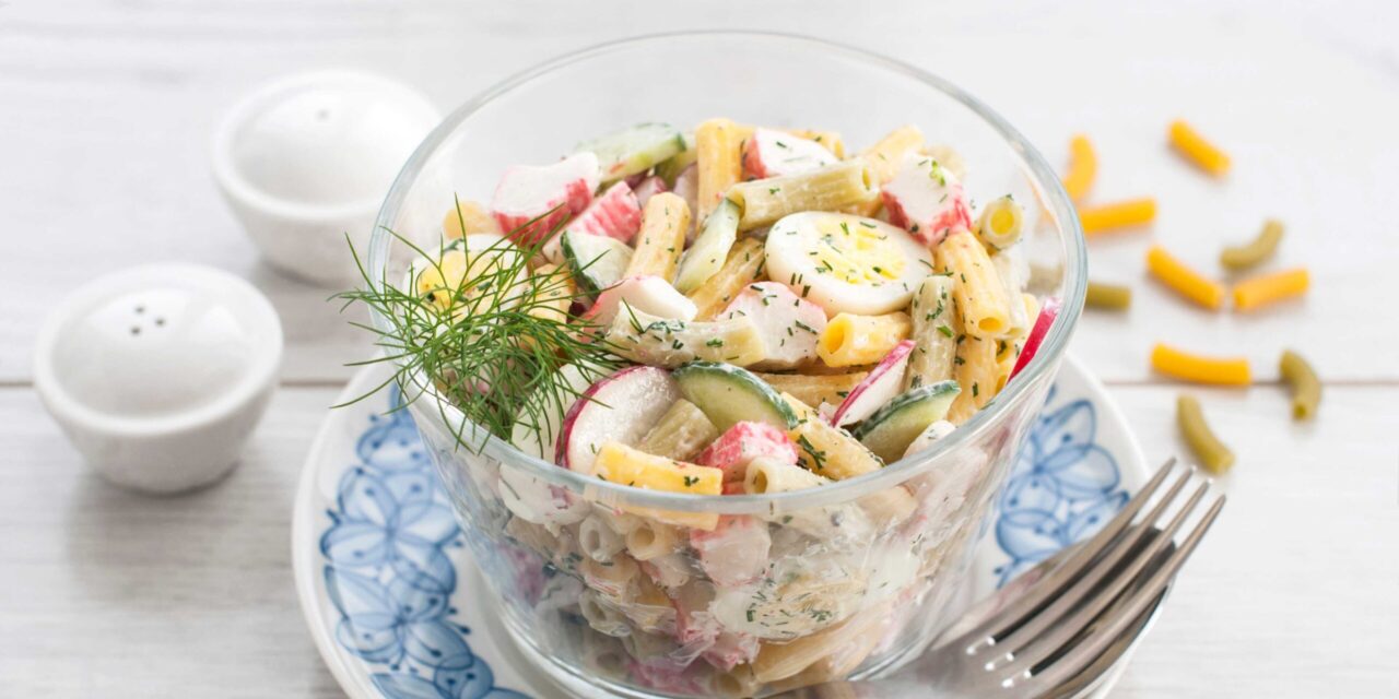 Салат с крабовыми палочками, яйцами и макаронами