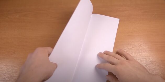 Хлопушка из бумаги А4: согните лист пополам по вертикали и разогните обратно