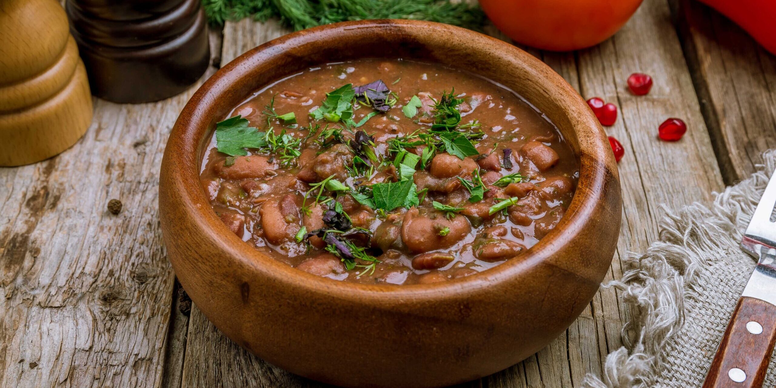 Лобио из фасоли с грецкими орехами и томатным соусом: рецепт - Лайфхакер