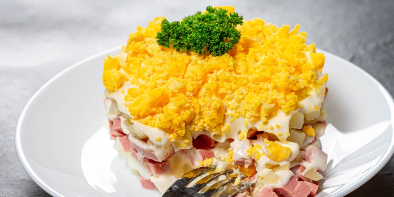 Слоёный салат с колбасой, картошкой и яйцами