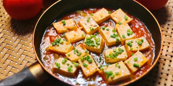 Жареный тофу с томатным соусом: рецепт