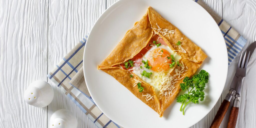 Бретонские блины с ветчиной и яйцом — вкусный завтрак, который оценит вся семья