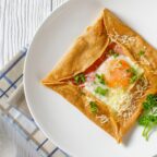 Бретонские блины с ветчиной и яйцом — вкусный завтрак, который оценит вся семья