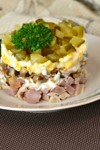 Слоёный салат с курицей и жареными грибами