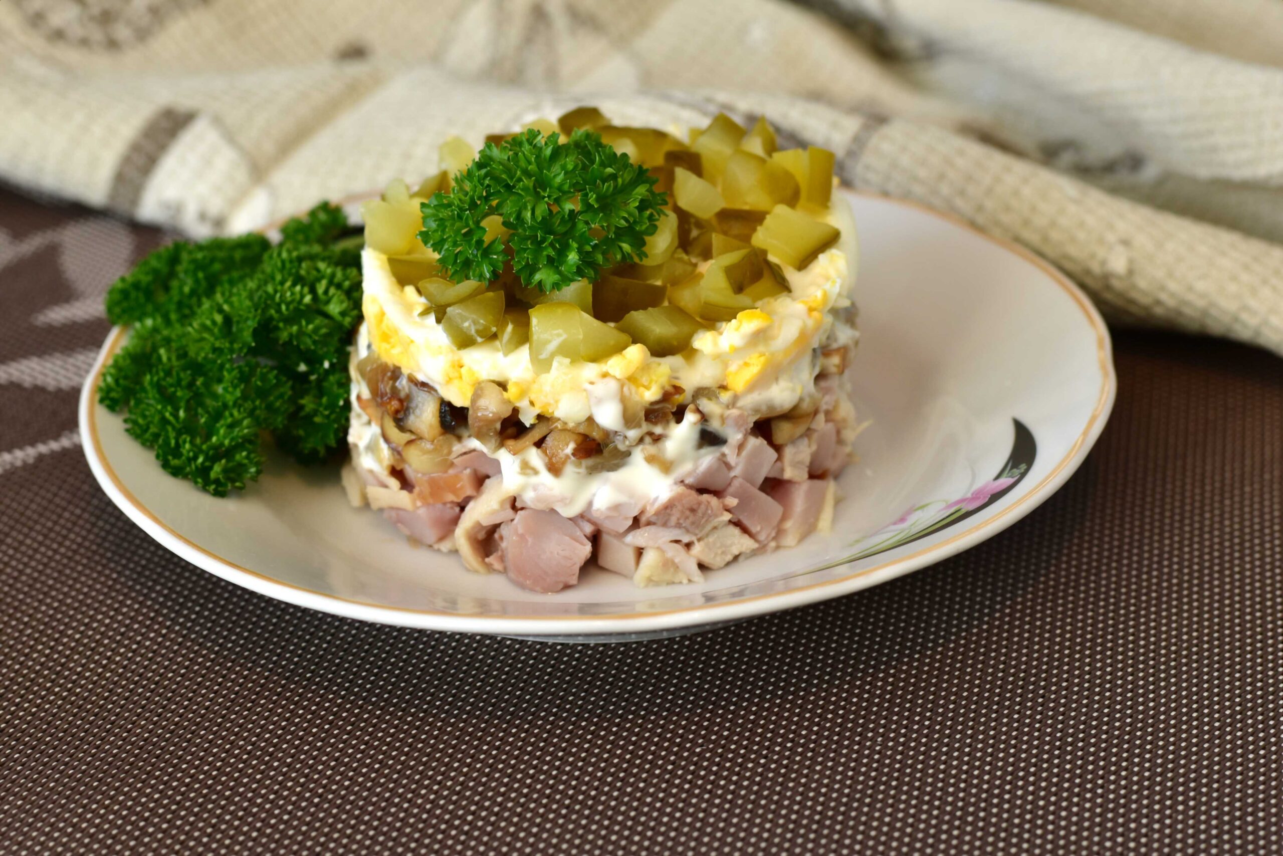 Слоёный салат с копчёной курицей и жареными грибами: рецепт - Лайфхакер