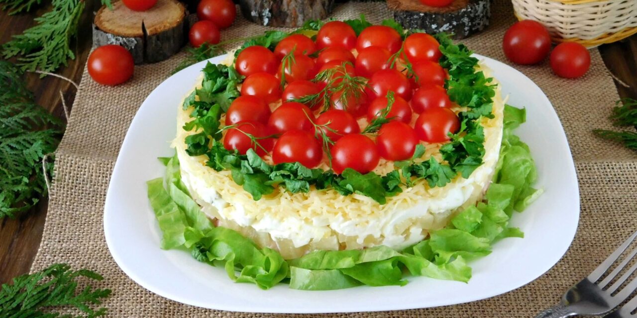 Слоёный салат с копчёной курицей и помидорами черри