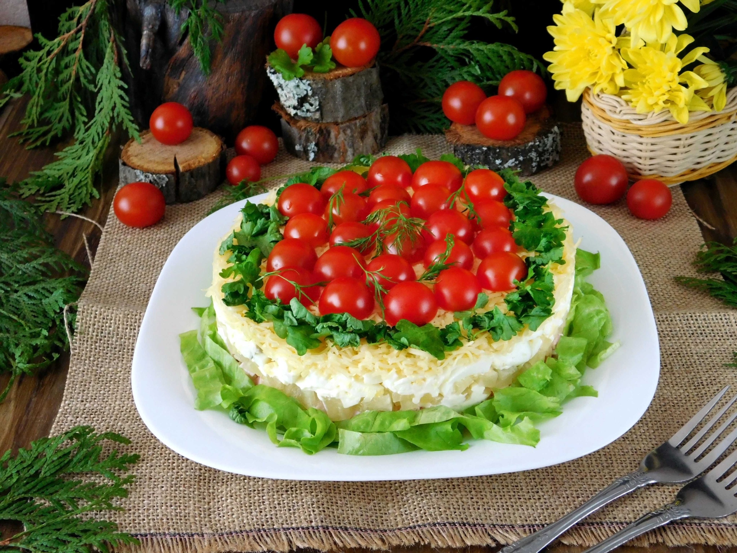 Слоёный салат с копчёной курицей и помидорами черри