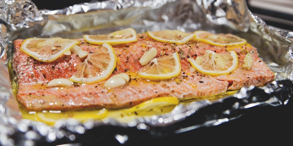 запеченный кусок лосося с лимоном