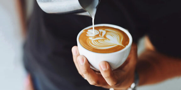 Учёные выяснили, почему кофе лучше пить с молоком