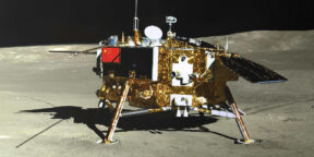 Китайский ровер показал новые фото дальней стороны Луны