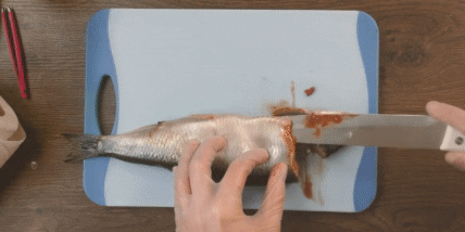 Как разделать селёдку: выпотрошите рыбу