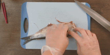 Как разделать селёдку: аккуратно снимите кожу