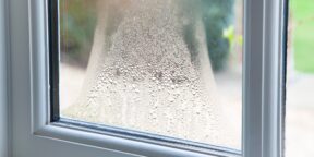 Почему на окнах образуется конденсат и как от него избавиться