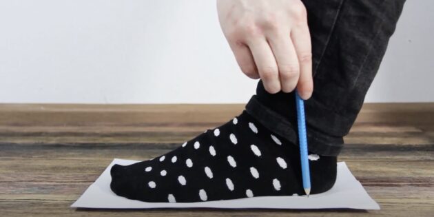 Как узнать размер ноги. Обведите стопу карандашом, ручкой или фломастером, стараясь держать его перпендикулярно полу