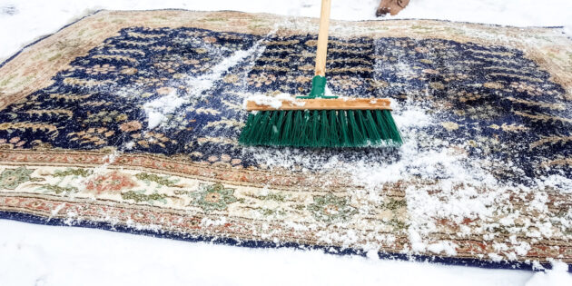 Если вы готовы подождать до зимы, то можно почистить ковёр снегом