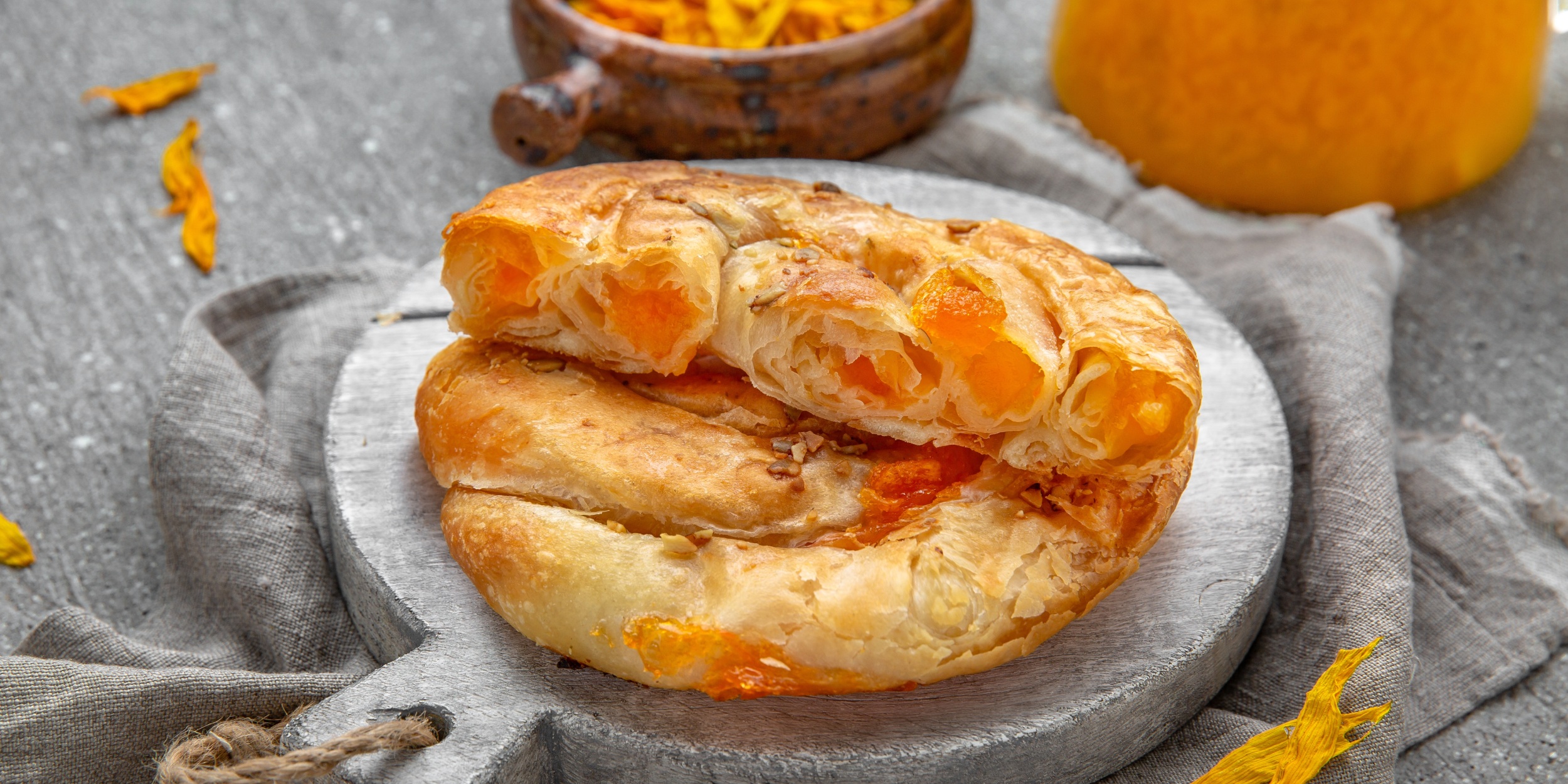 Изумительные пироги из слоёного теста со сладкими и солёными начинками