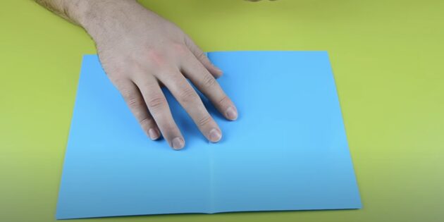 Хлопушка из бумаги своими руками: сложите лист пополам по горизонтали и разверните обратно