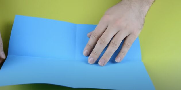 Хлопушка из бумаги А4: сложите лист пополам по вертикали и разверните