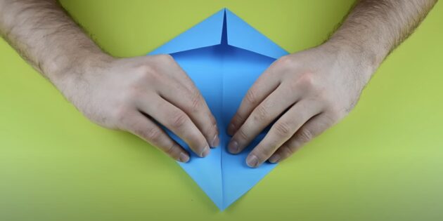 Как сделать хлопушку из бумаги: все углы листа согните к центру