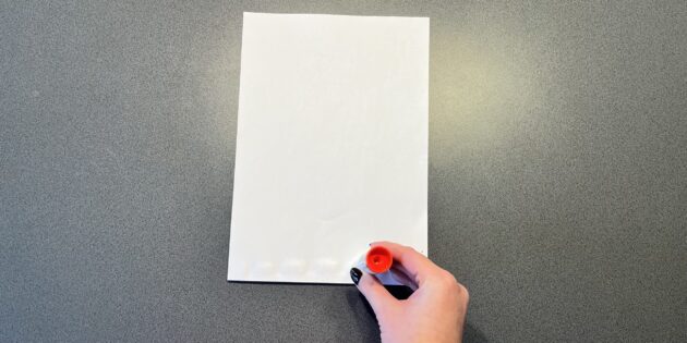 Хлопушка из бумаги своими руками: положите лист бумаги на плоскую поверхность и нанесите клей на узкую сторону