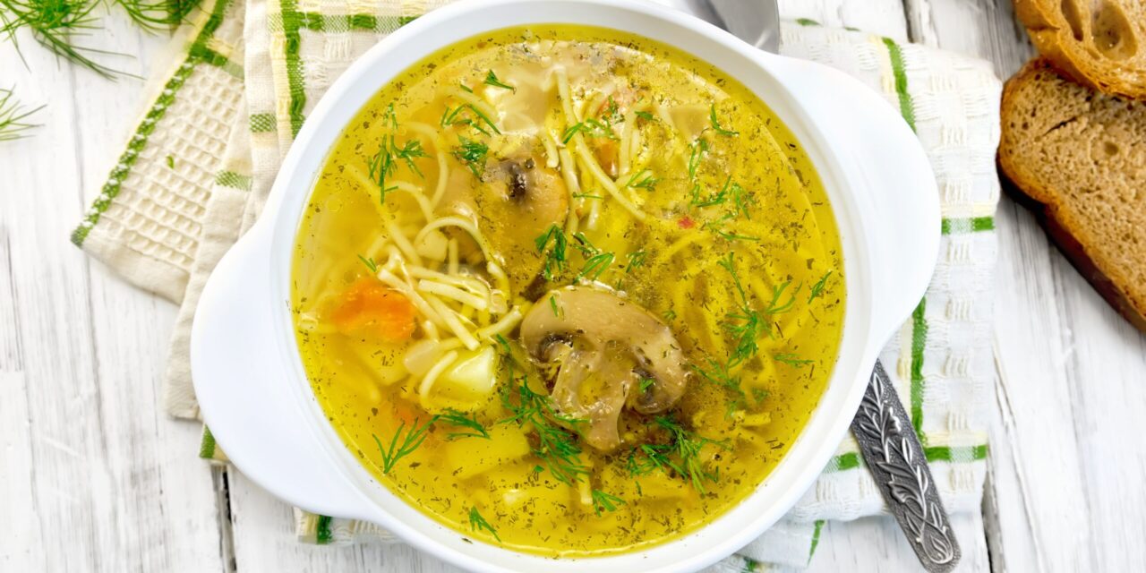 Куриный суп с вермишелью и грибами: рецепт - Лайфхакер