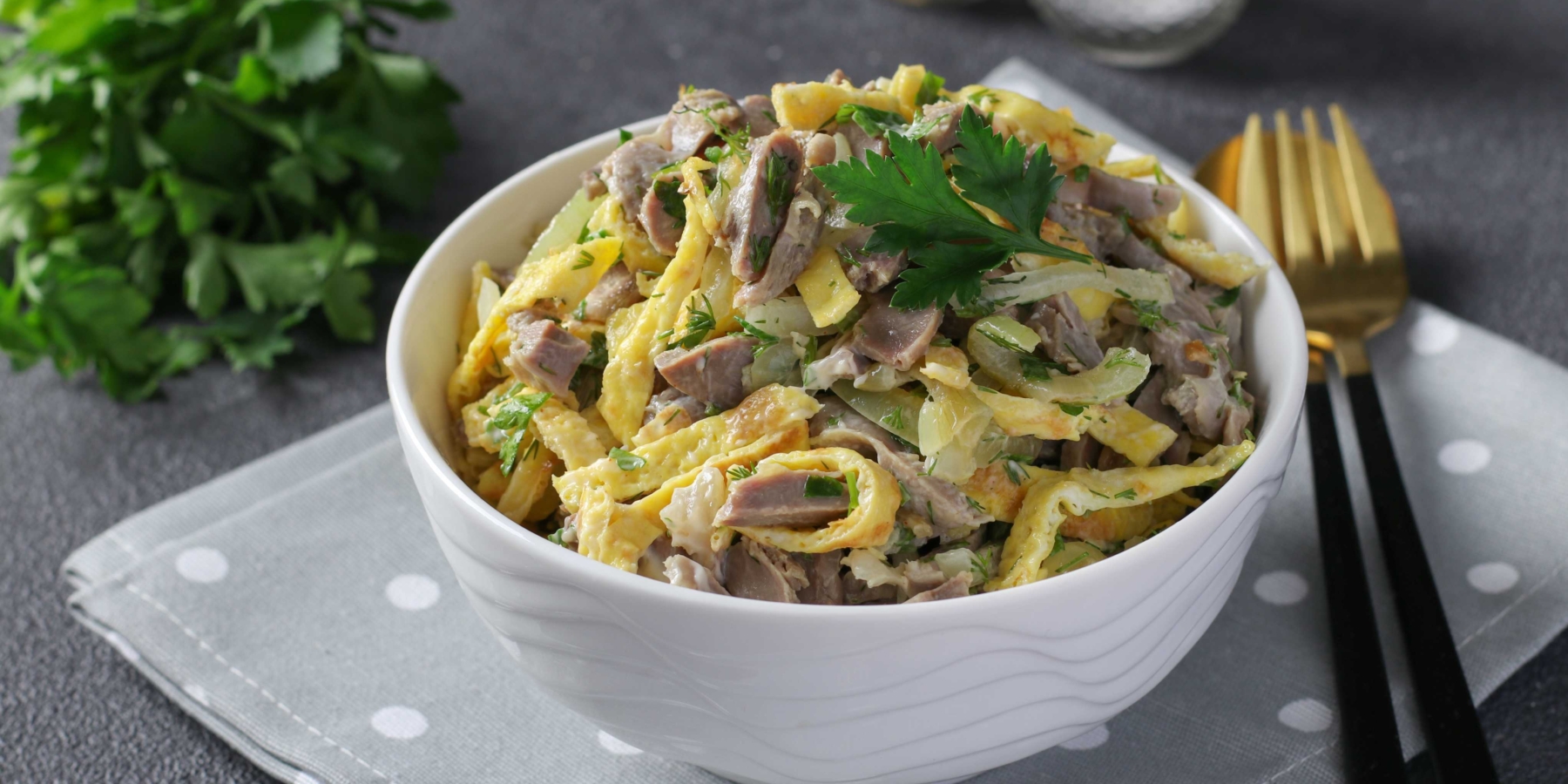 Мясной салат с яичными блинчиками и огурцами