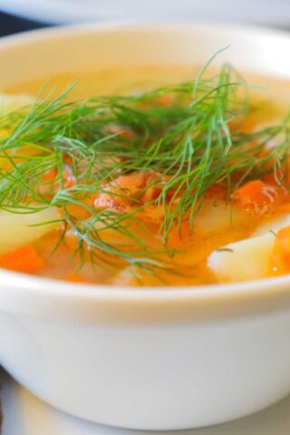 Рыбный суп с консервированной горбушей