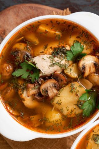 Куриный суп с грибами и паприкой