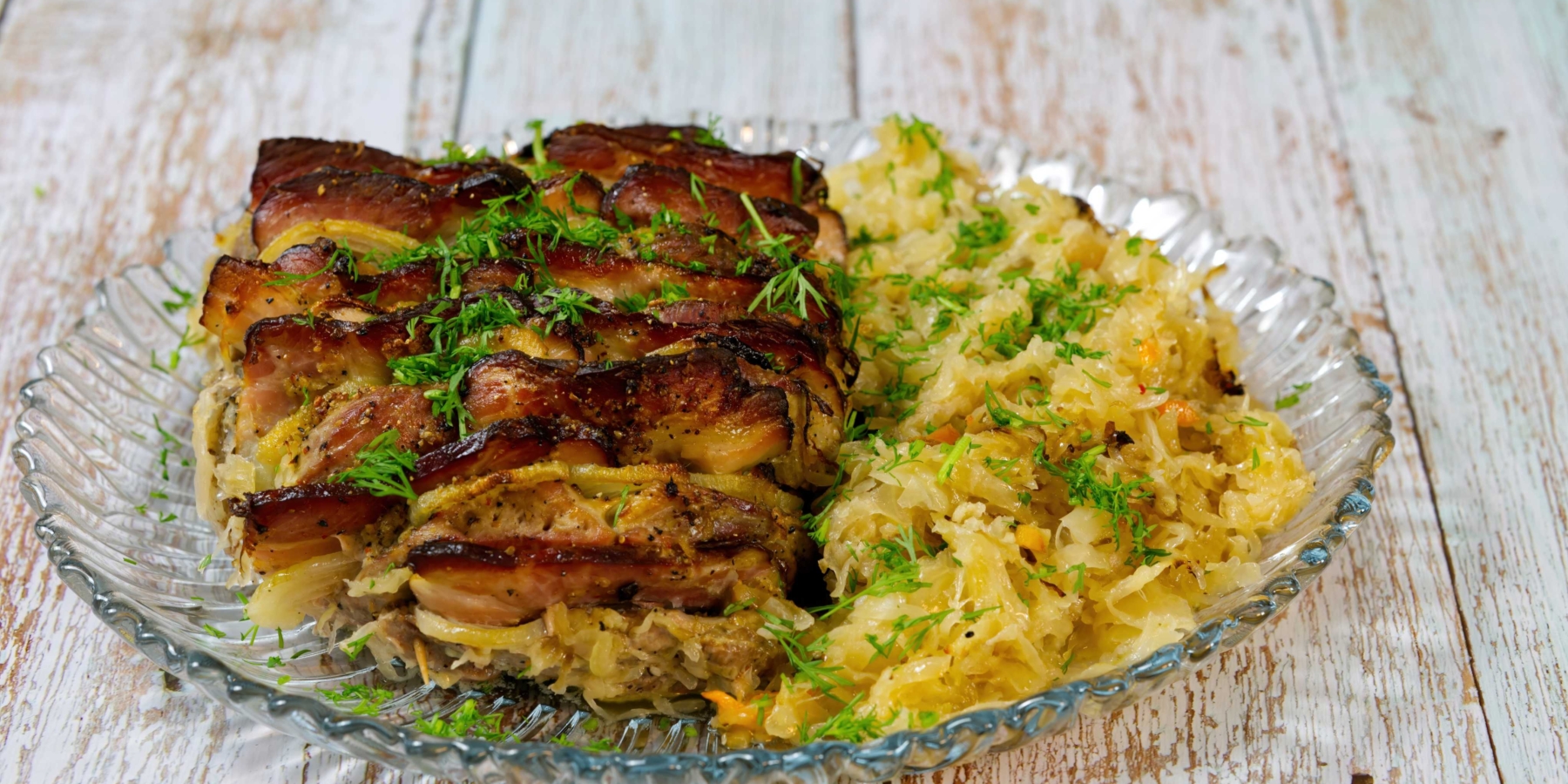 Свинина, запечённая с сухофруктами и медовой глазурью