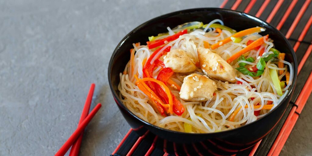 Вьетнамский салат с курицей и фунчозой: рецепт - Лайфхакер