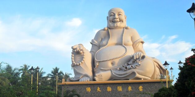 Статуя Будая в пагоде Винг Транг во Вьетнаме