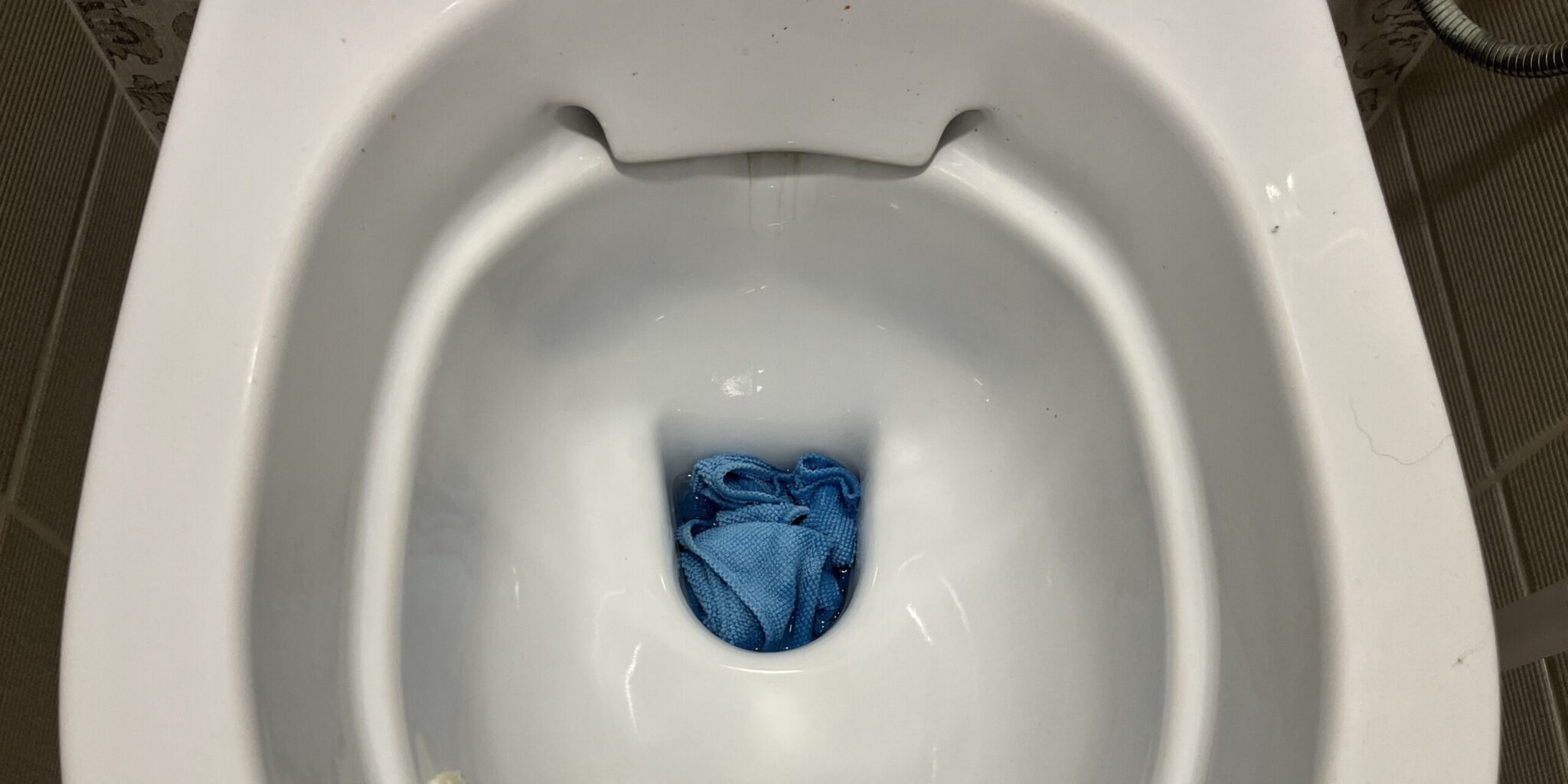 Как прочистить унитаз от засора в домашних условиях — Лайфхакер