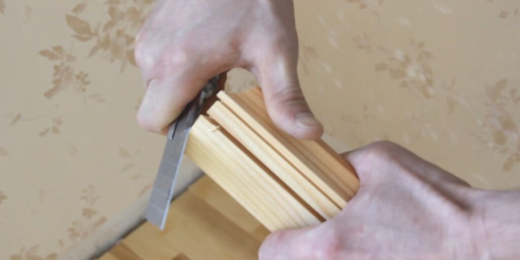 Установка деревянного плинтуса: обрежьте древесину