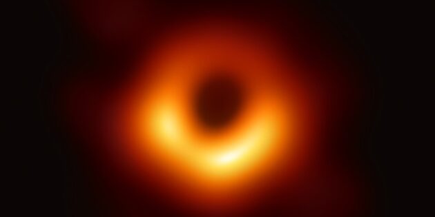 Изображение сверхмассивной черной дыры в ядре галактики Messier 87 / ESO